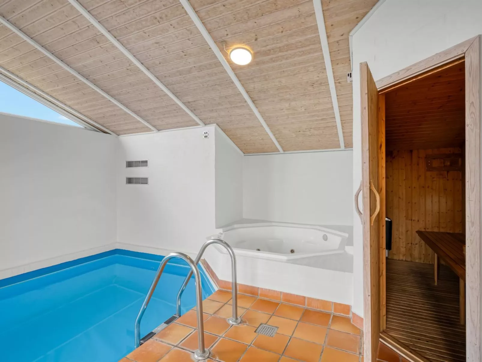 "Petkana" - 700m from the sea - Buiten