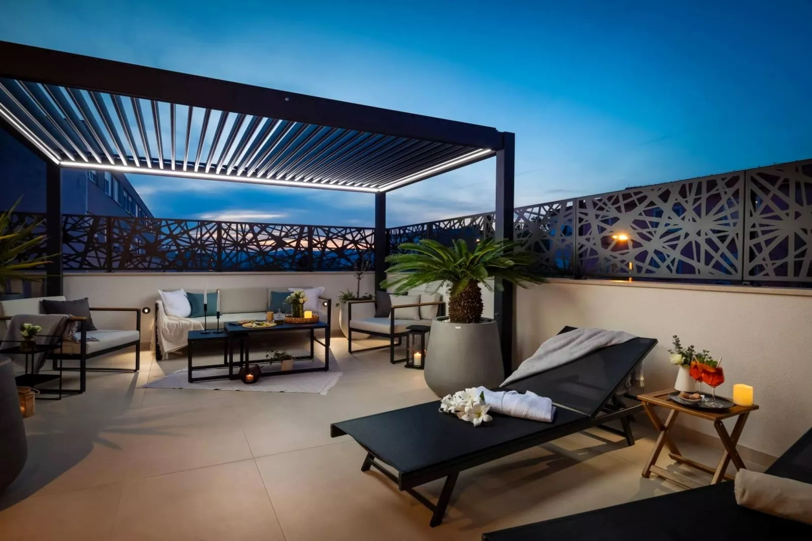 Luxury Apartment Silvery Split with Sauna, Jacuzzi - Terrasbalkon