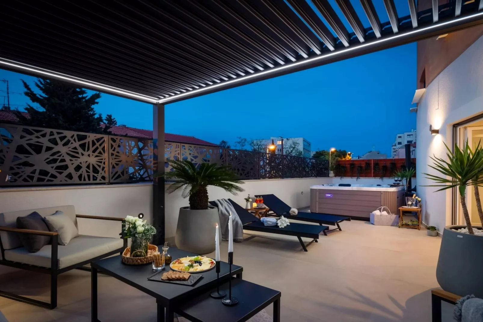 Luxury Apartment Silvery Split with Sauna, Jacuzzi - Terrasbalkon