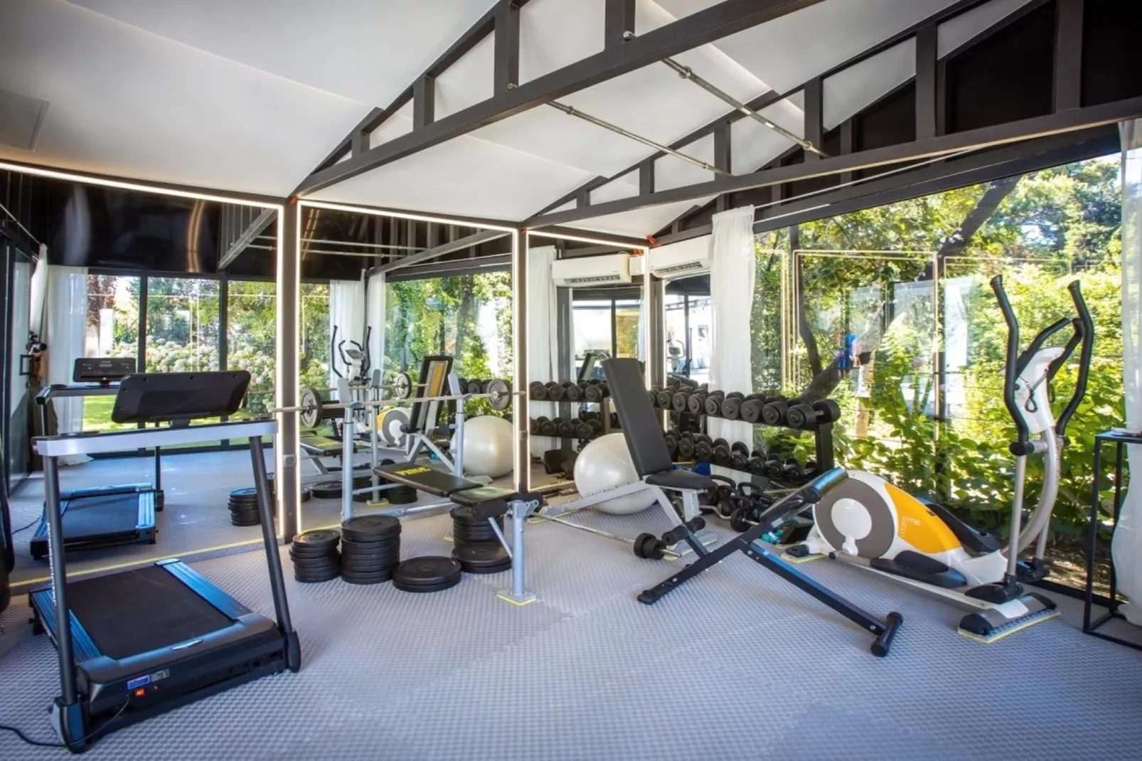 Luxury Villa Velvet Bourbon Split w/ Pool & Tennis - Faciliteiten