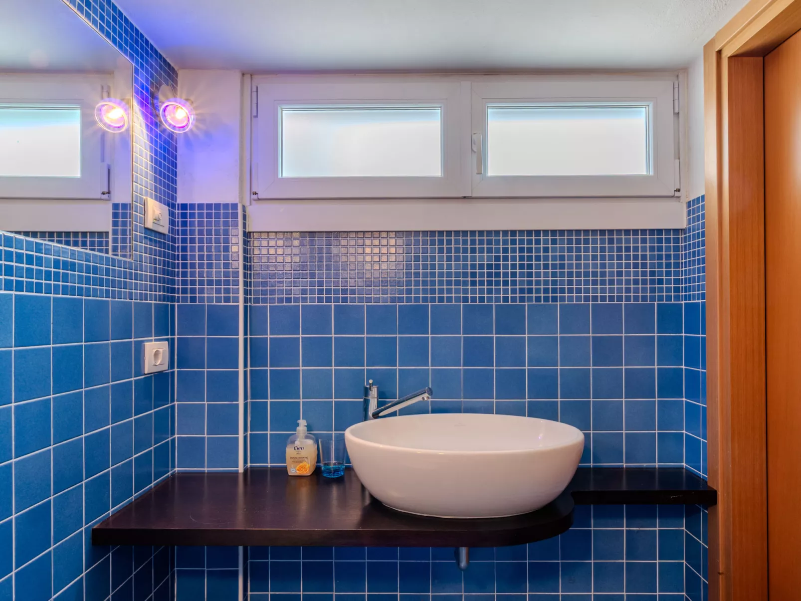 Sona's Lake Home - Binnen