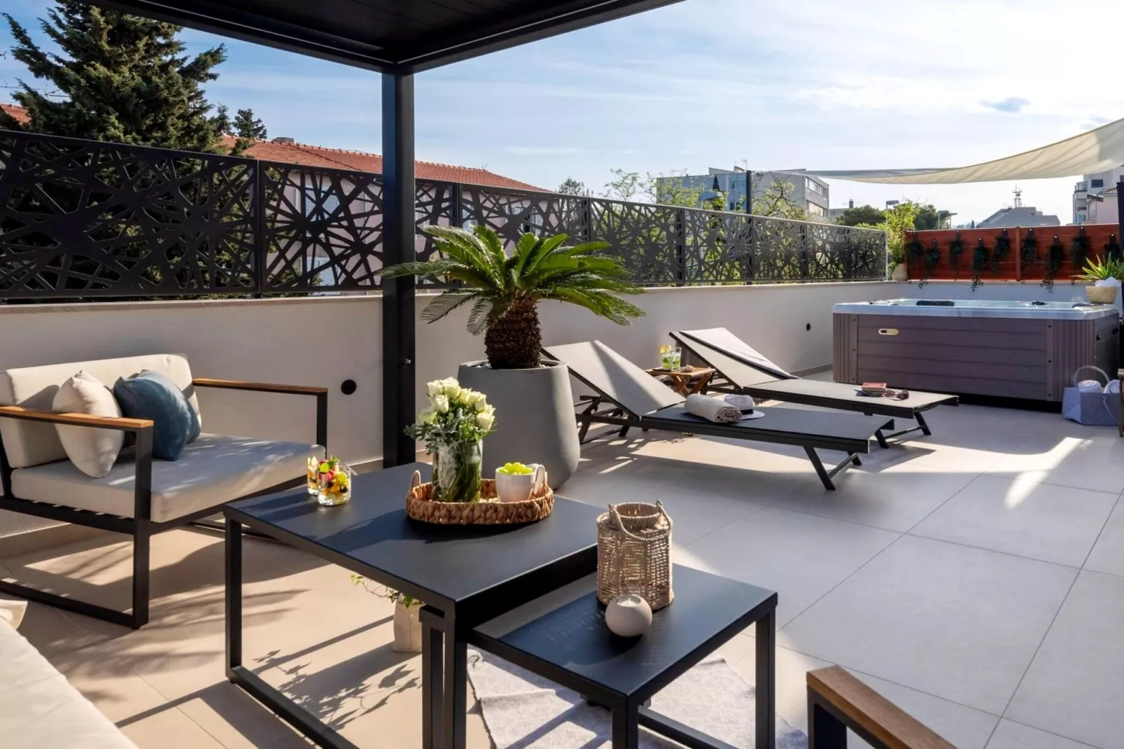 Luxury Apartment Silvery Split with Sauna, Jacuzzi - Terrasbalkon