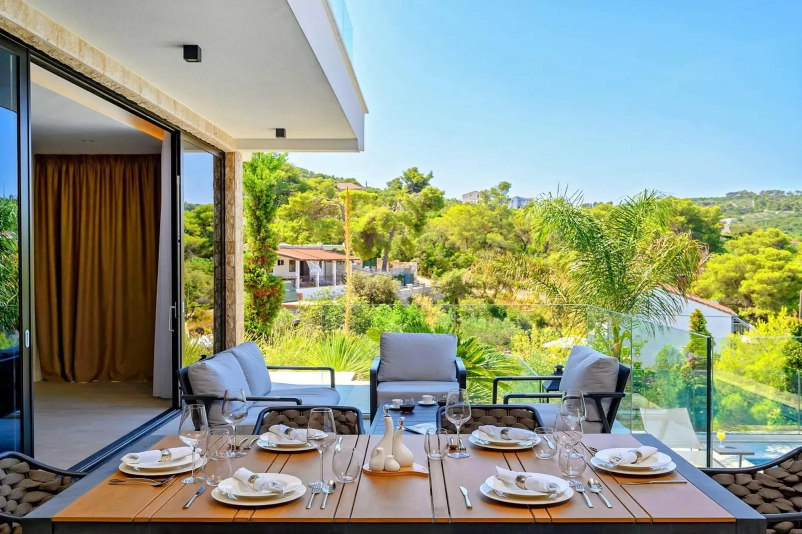 Luxury Seafront Villa Raquel Solta with Pool, Gym - Terrasbalkon