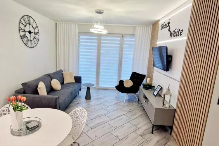 Apartament Black & White Mielno-Woonkamer