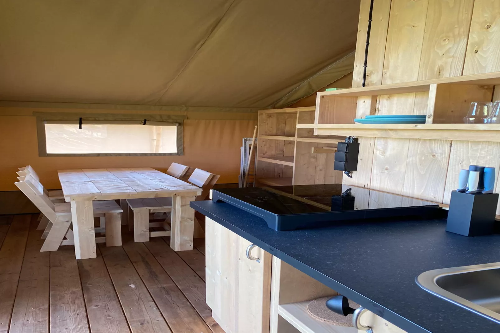 Luxe glamping met badkamer 2 - Woonkamer