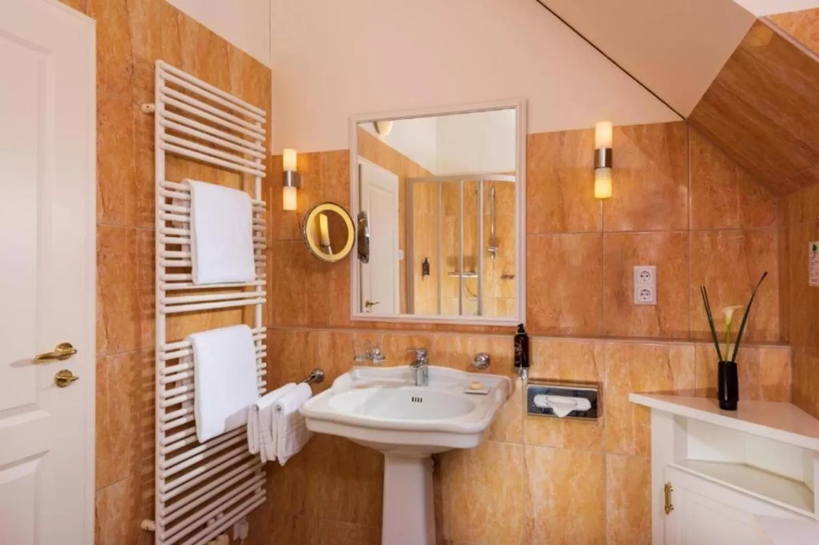 Apartment with Balcony - Badkamer