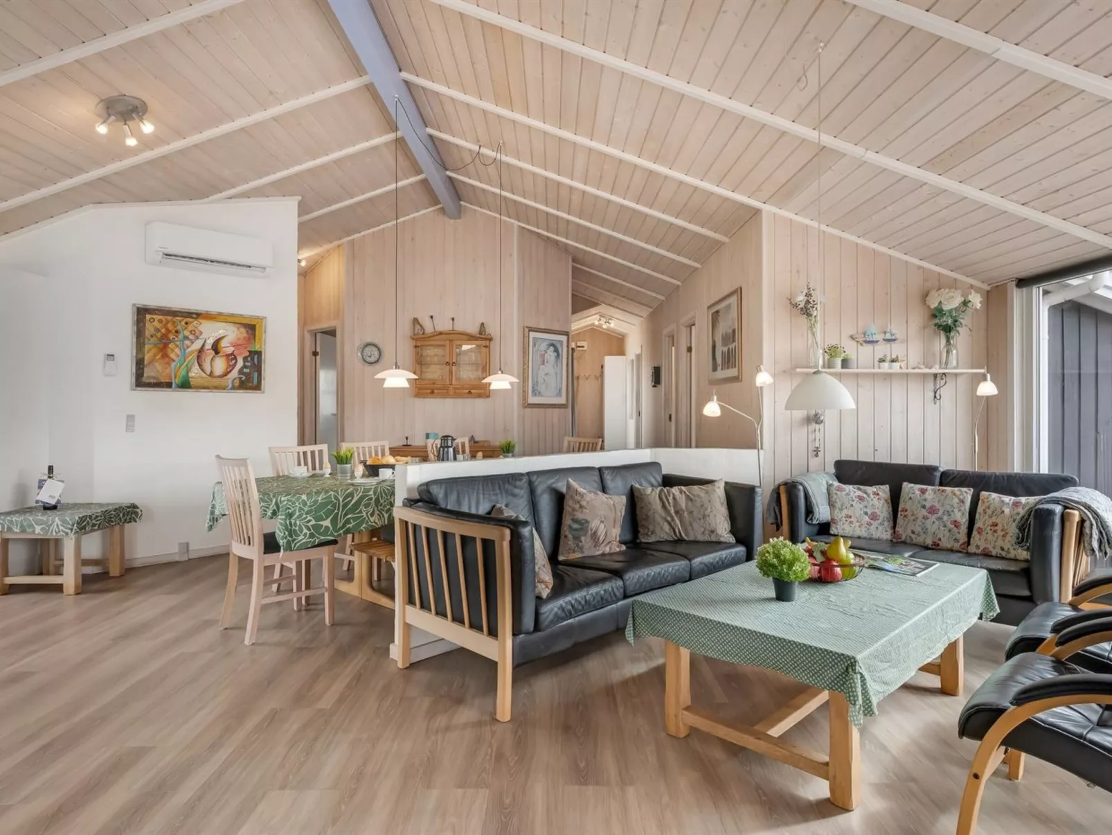 "Petkana" - 700m from the sea - Binnen