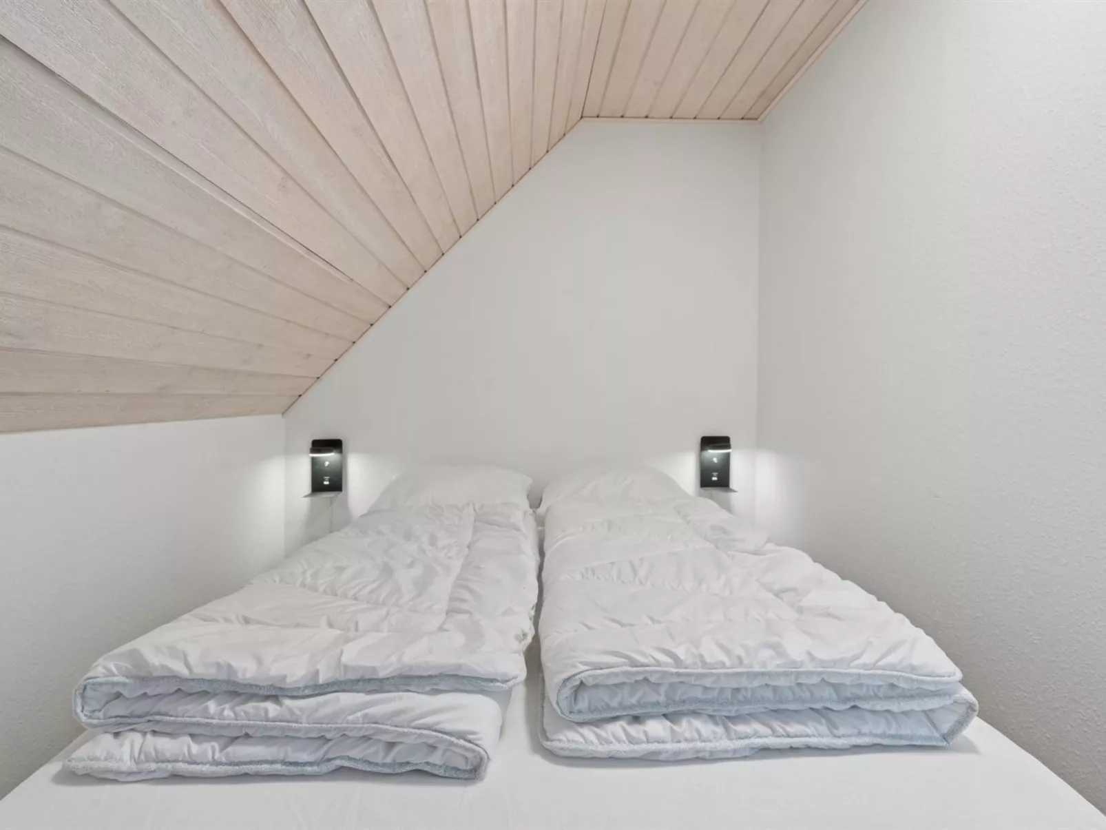 "Cyrill" - 2km from the sea - Binnen