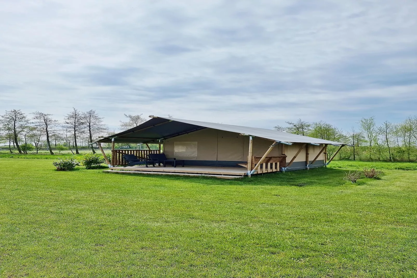 Luxe glamping met badkamer 3 - Buitenkant zomer