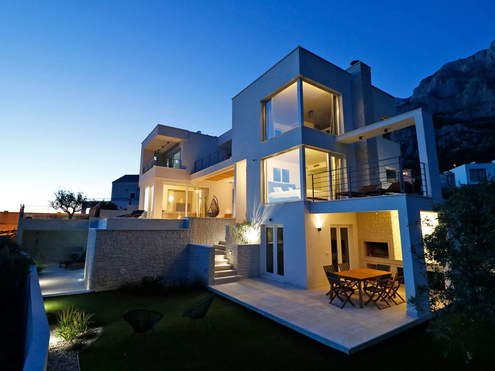 Moderne Villa mit Infinity-Pool im Bergdorf Veliko Brdo