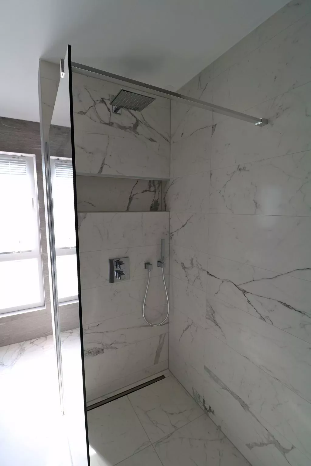 Moderne Villa mit Infinity-Pool im Bergdorf Veliko Brdo