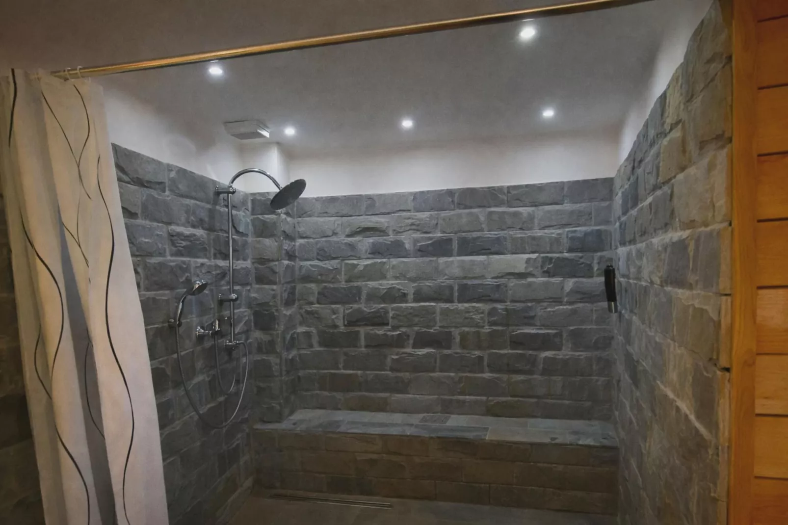 Family Suite / Standard Suit Room - Badkamer