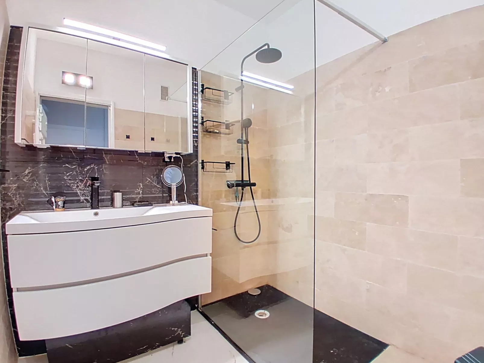 Le Chaville - Binnen