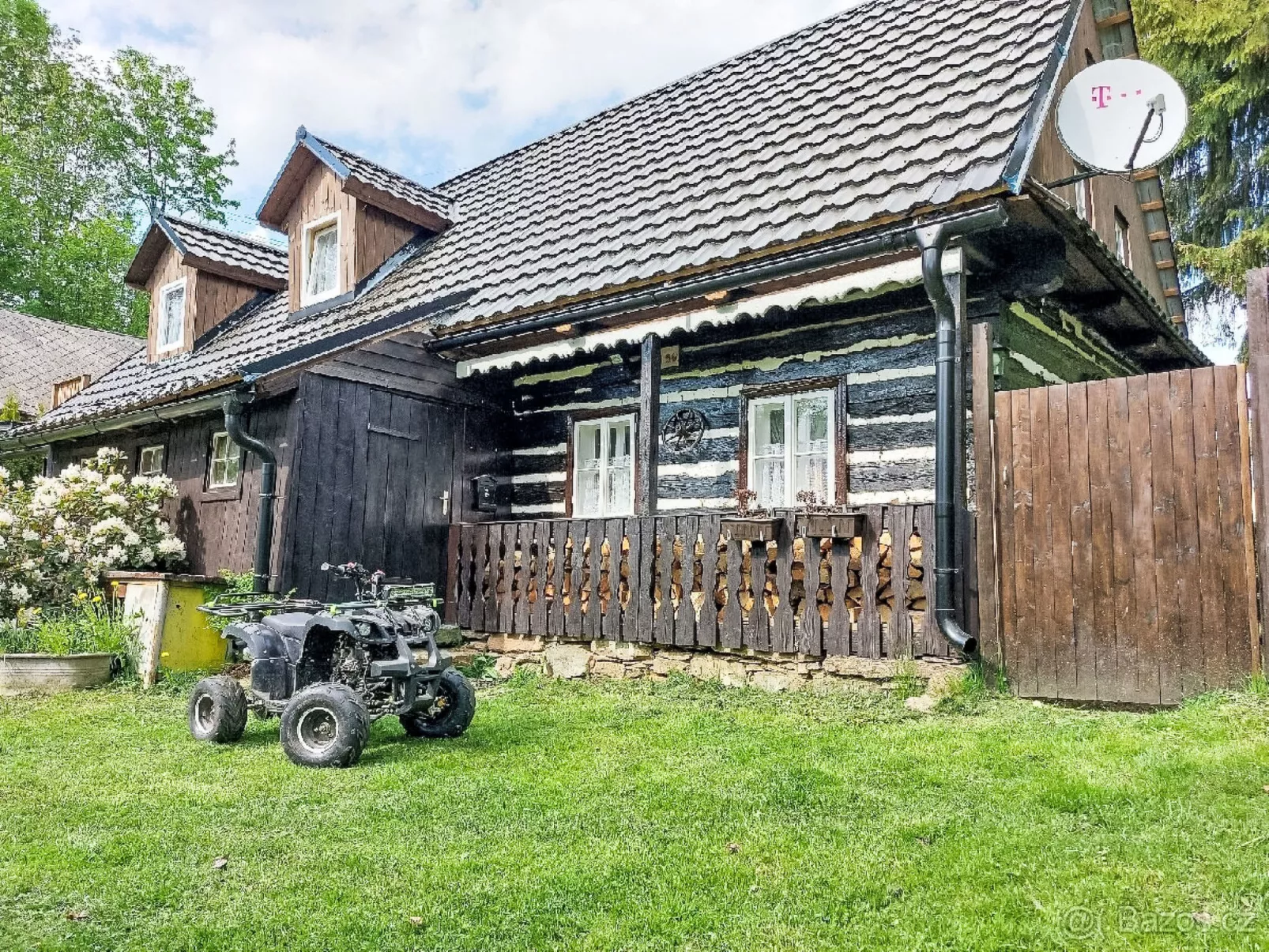 Roubenka u potoka - Buiten