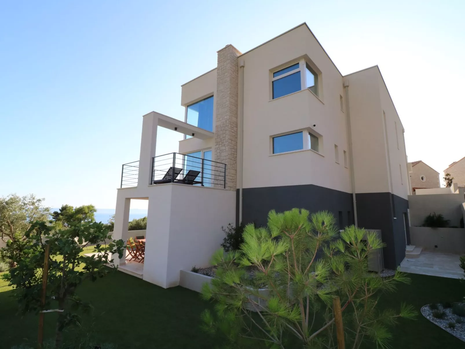 Moderne Villa mit Infinity-Pool im Bergdorf Veliko Brdo - Image-tags.info