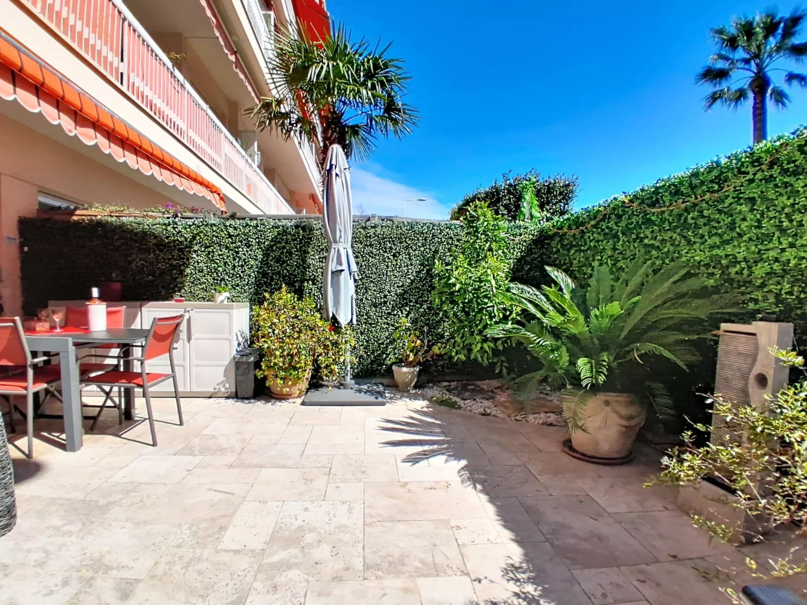 Le Chaville - Buiten