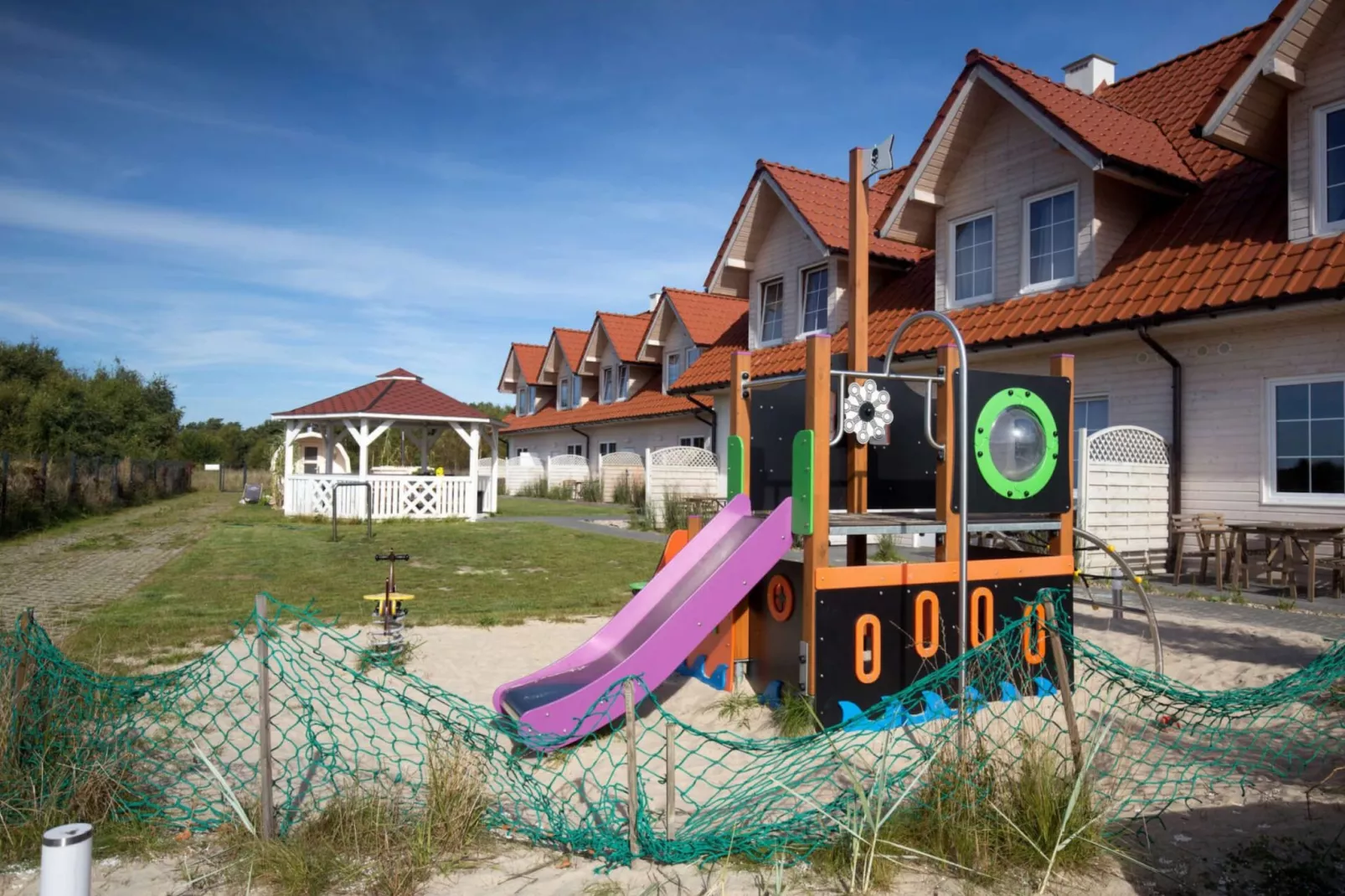 Domy wakacyjne i apartamenty w Niechorzu - Tuinen zomer