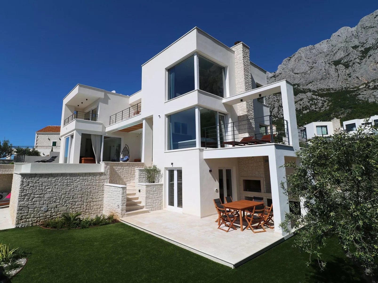 Moderne Villa mit Infinity-Pool im Bergdorf Veliko Brdo - Image-tags.info