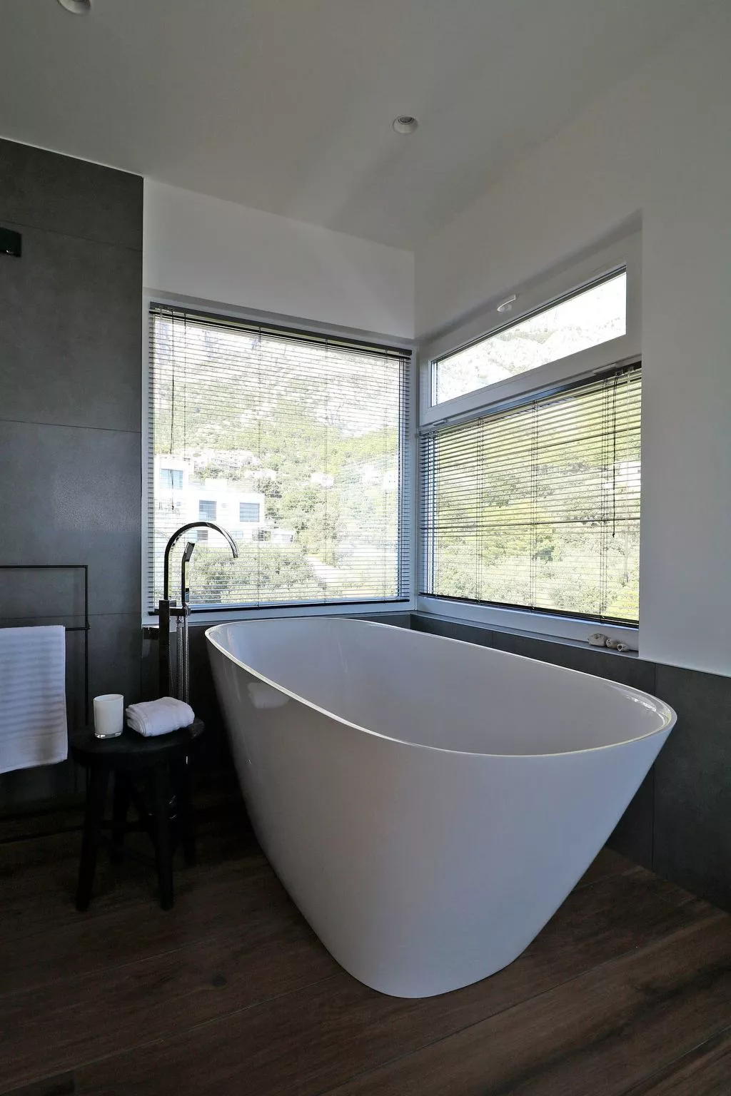 Moderne Villa mit Infinity-Pool im Bergdorf Veliko Brdo - Image-tags.info