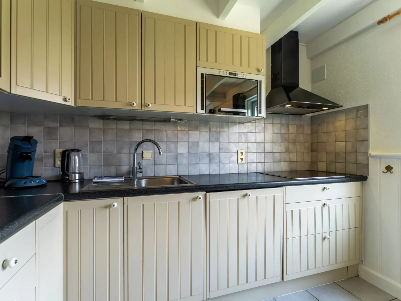 Alice Blue with airco & shared pool - Binnen