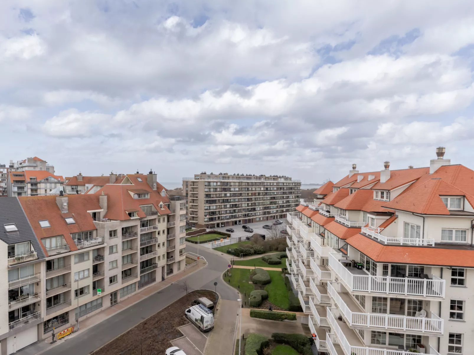 Parkville with parking & terrace - Buiten