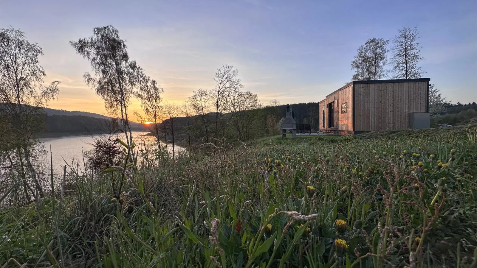 Feriendorf Seeblick - Tiny Chalet Nr 8 - Buitenkant zomer