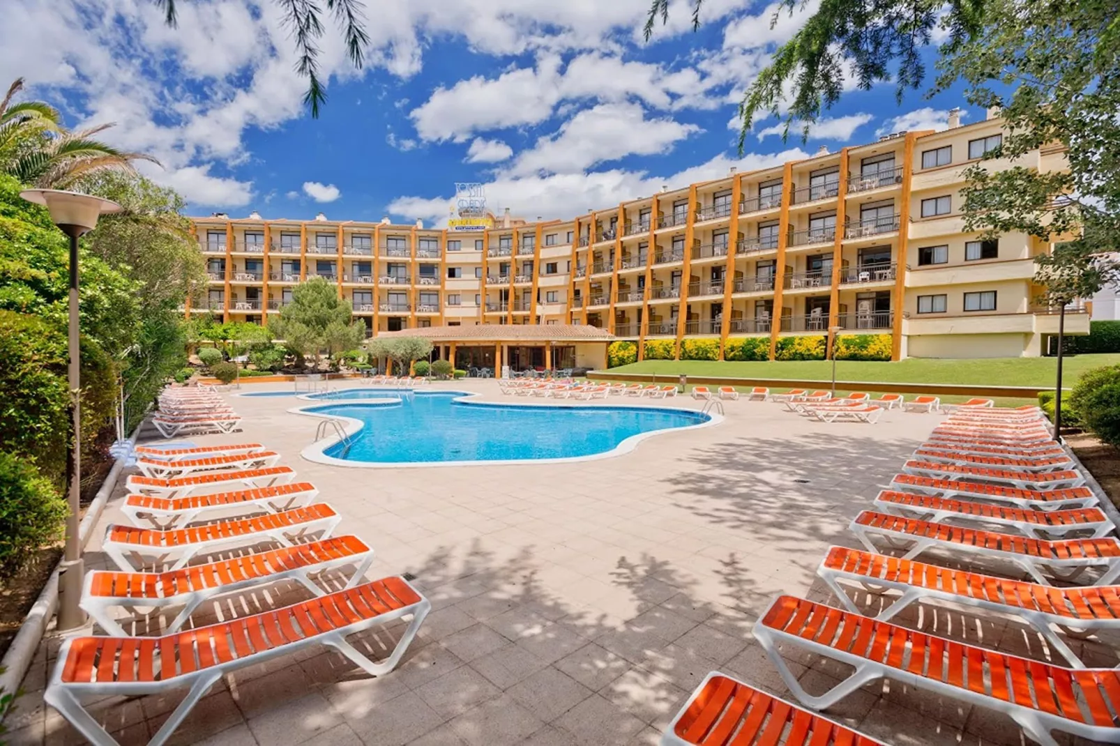 Tossa Apartment 4/2/4 - Buitenkant zomer