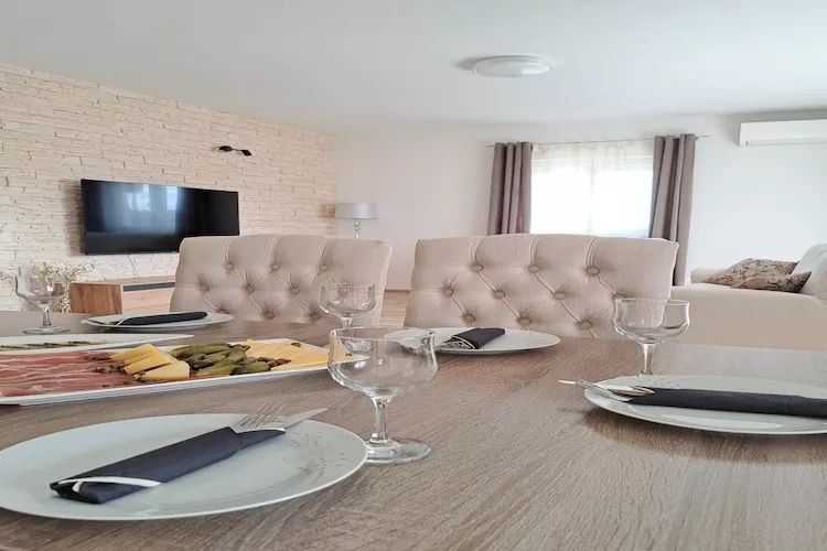 Holiday Home Gabi - Three Bedroom Holiday Home with Terrace and Swimming pool - Eetkamer