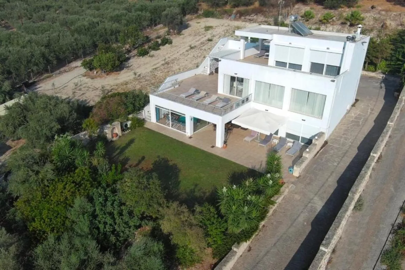 WhiteBlue Spa Villa - Buitenkant zomer