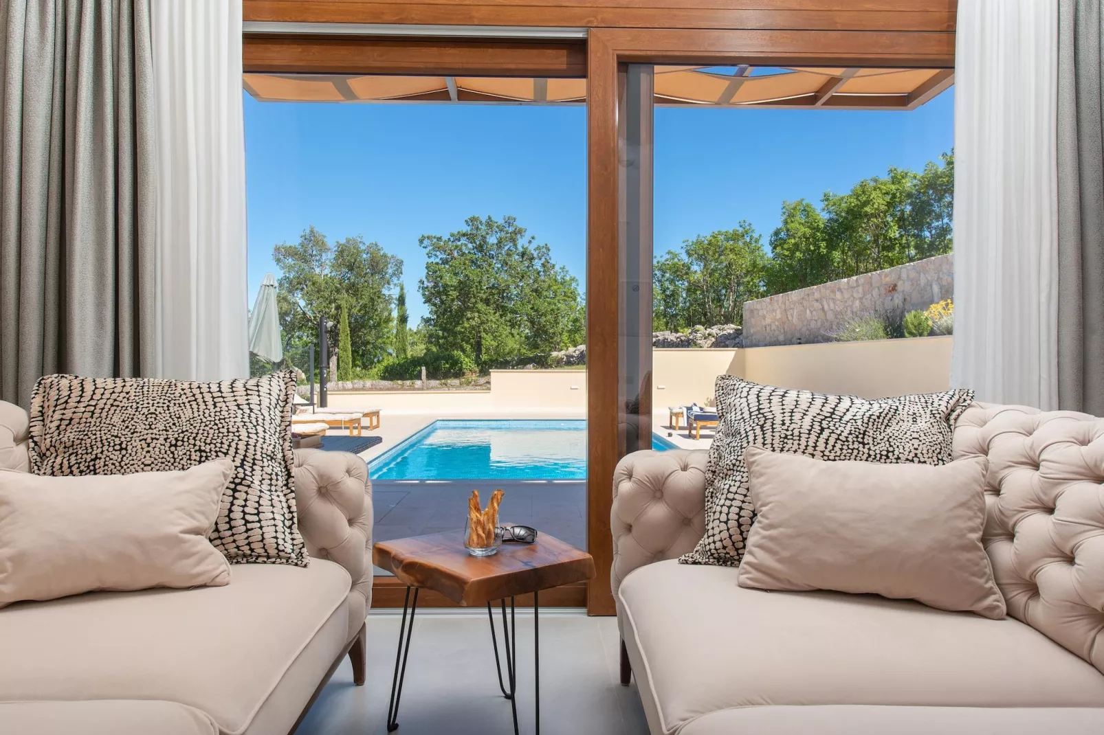 Serenity Retreat Villa - Woonkamer