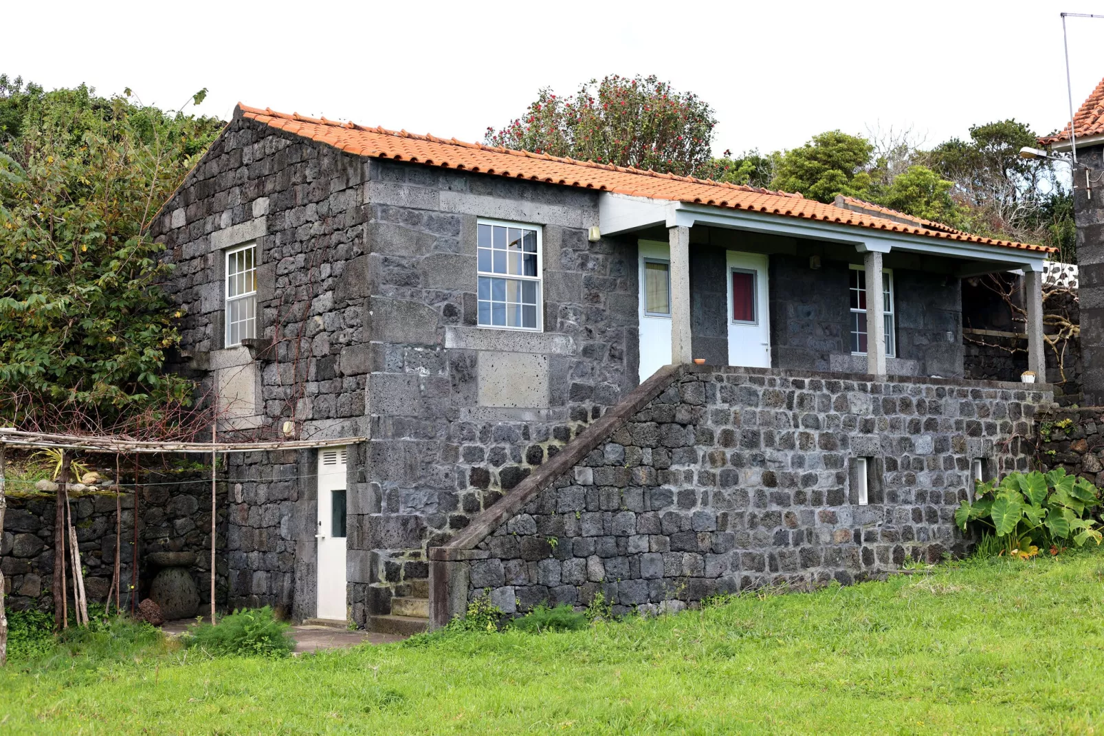 Small semi-detached holiday home in Santo Amaro