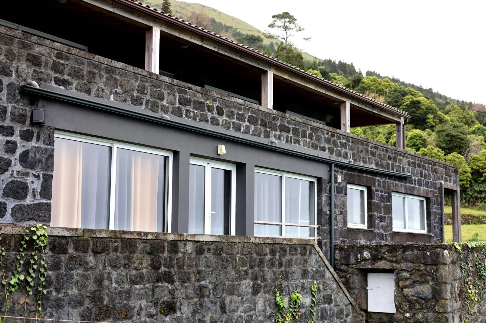 Holiday Apartment in Santo Amaro  // Apt T1-Buitenkant zomer