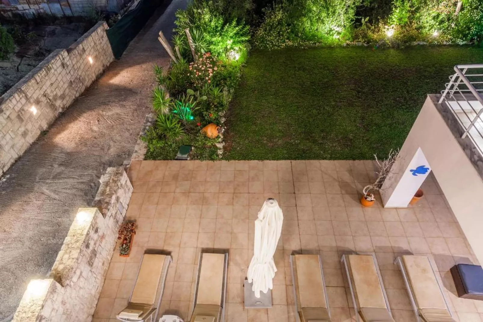 WhiteBlue Spa Villa - Tuinen zomer