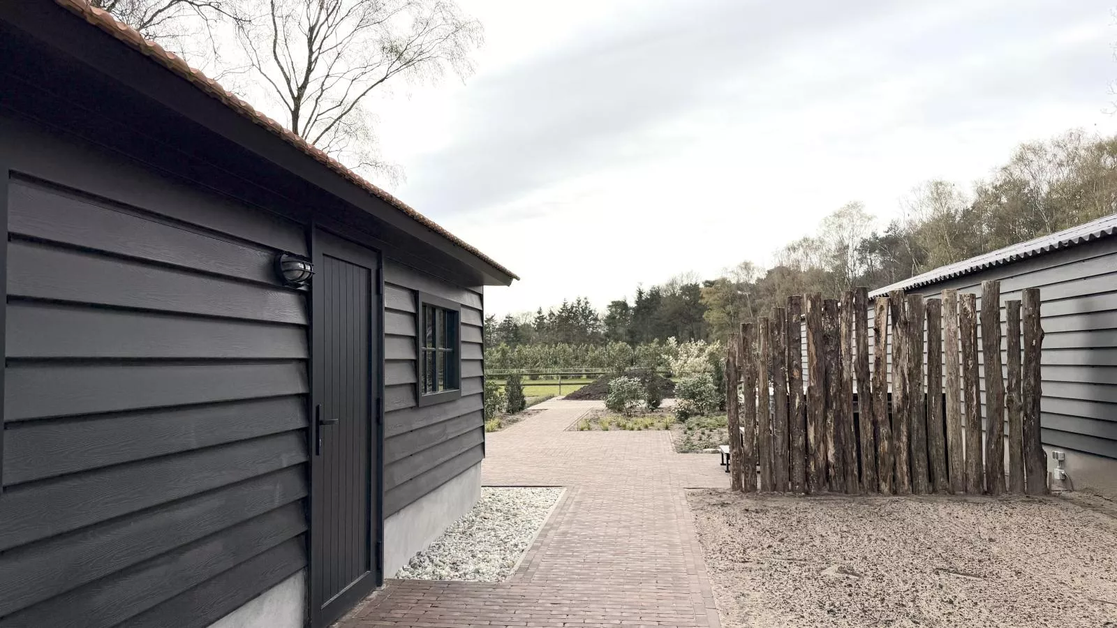 Guesthouse het Koetshuis - Buitenkant zomer