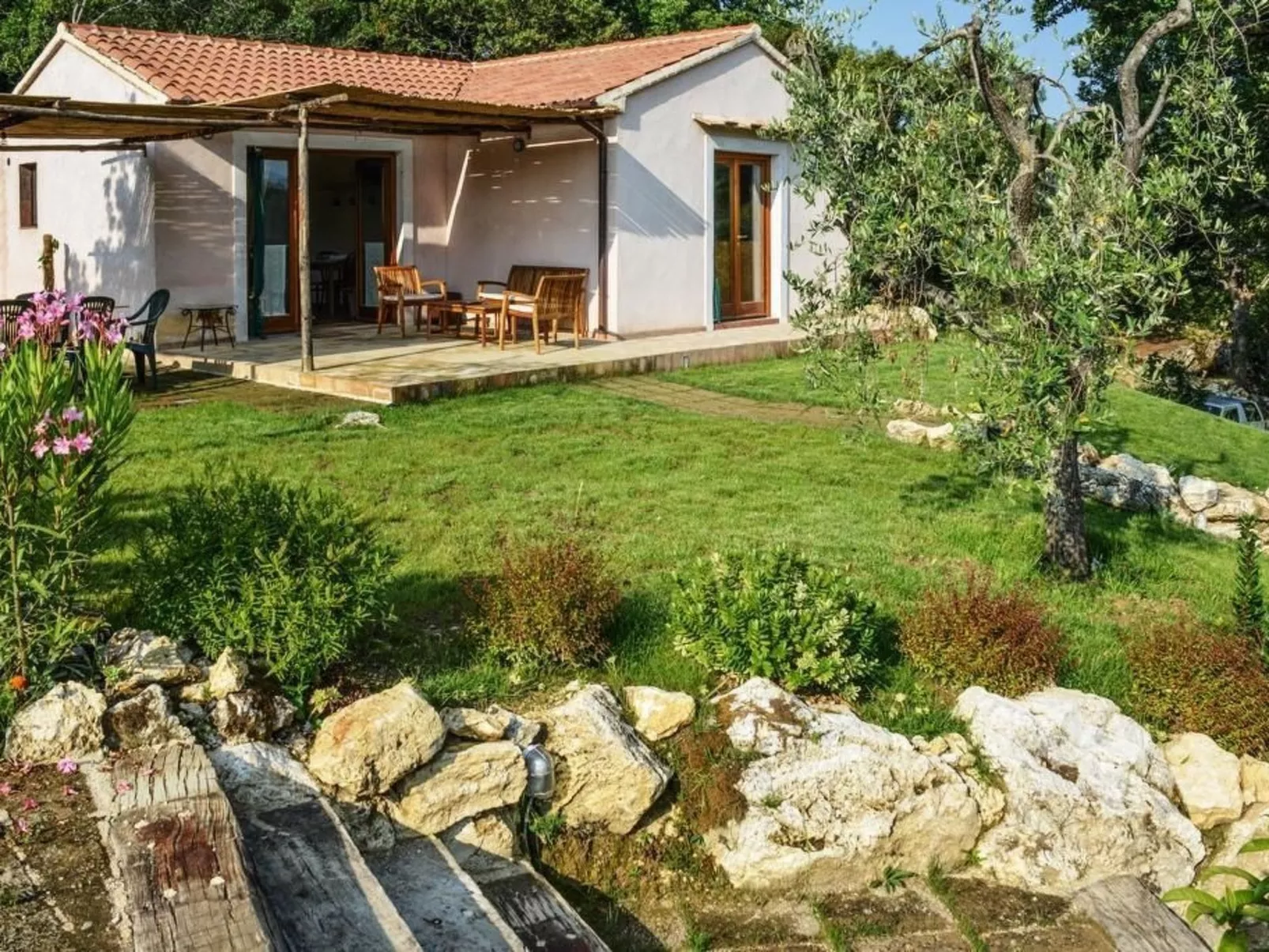 Freistehendes Landhaus mit Gemeinschaftspool - Buiten