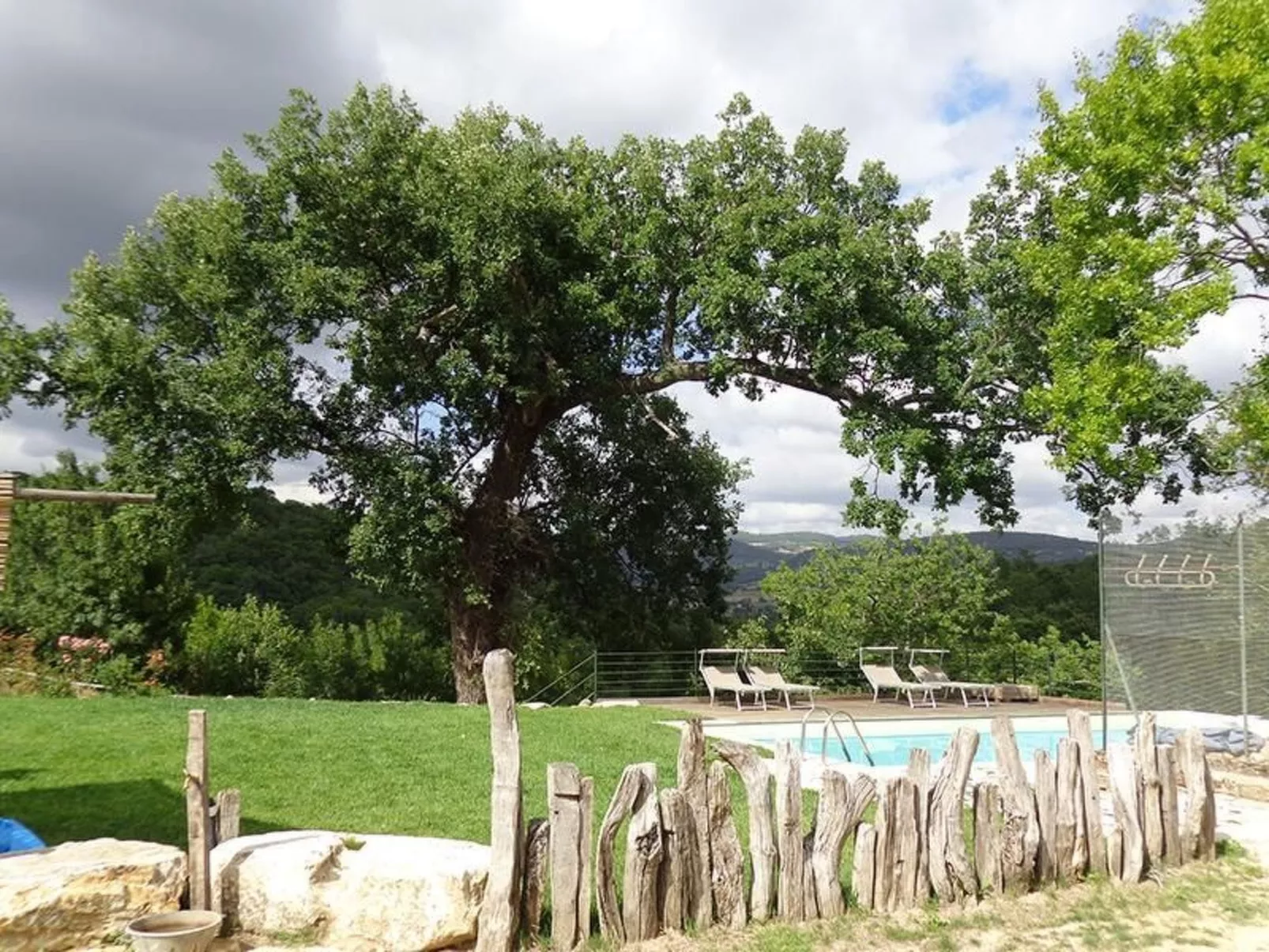 Freistehendes Landhaus mit Gemeinschaftspool - Buiten
