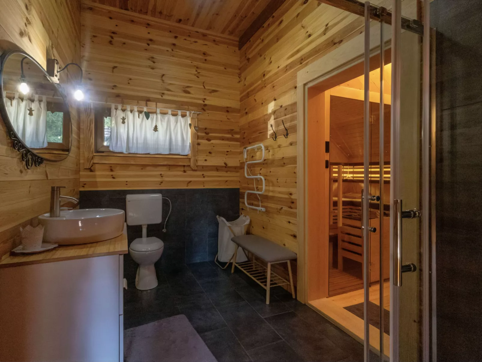 Hidden Heaven - Binnen