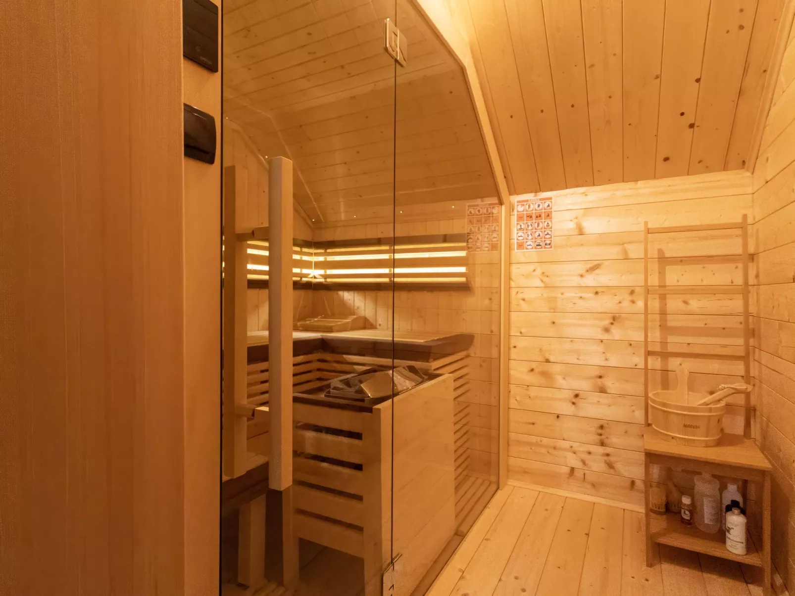 Hidden Heaven - Binnen