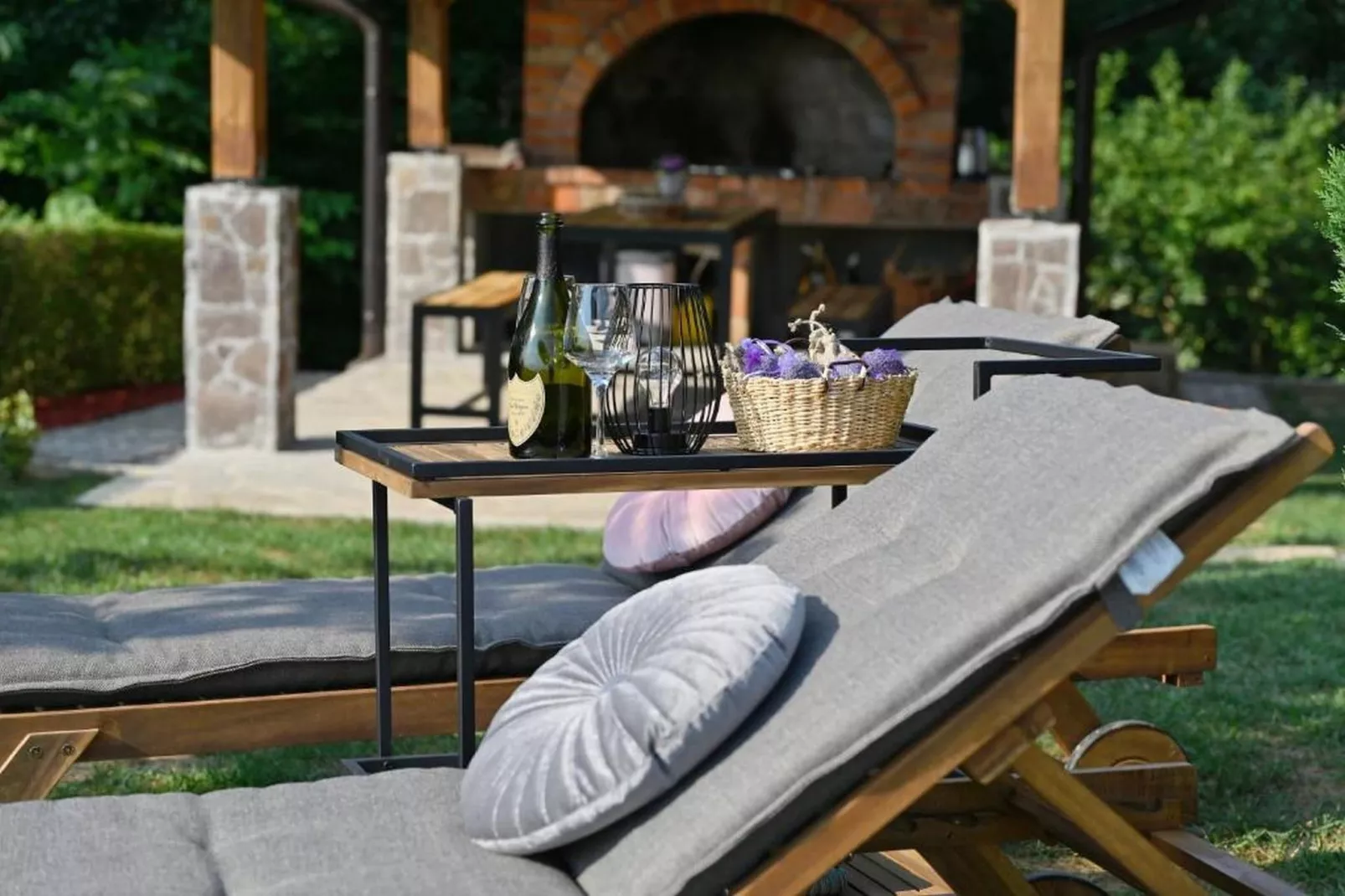 Lavanda Land - Villa Tanya Mrežnica - Three Bedroom Holiday Home with Hot Tub - Tuinen zomer