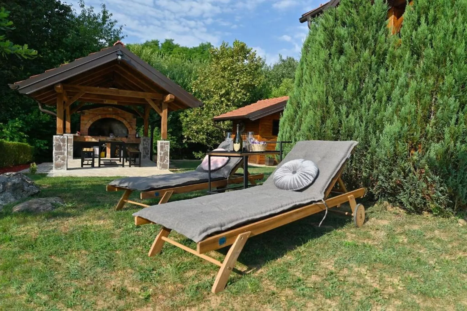 Lavanda Land - Villa Tanya Mrežnica - Three Bedroom Holiday Home with Hot Tub - Tuinen zomer