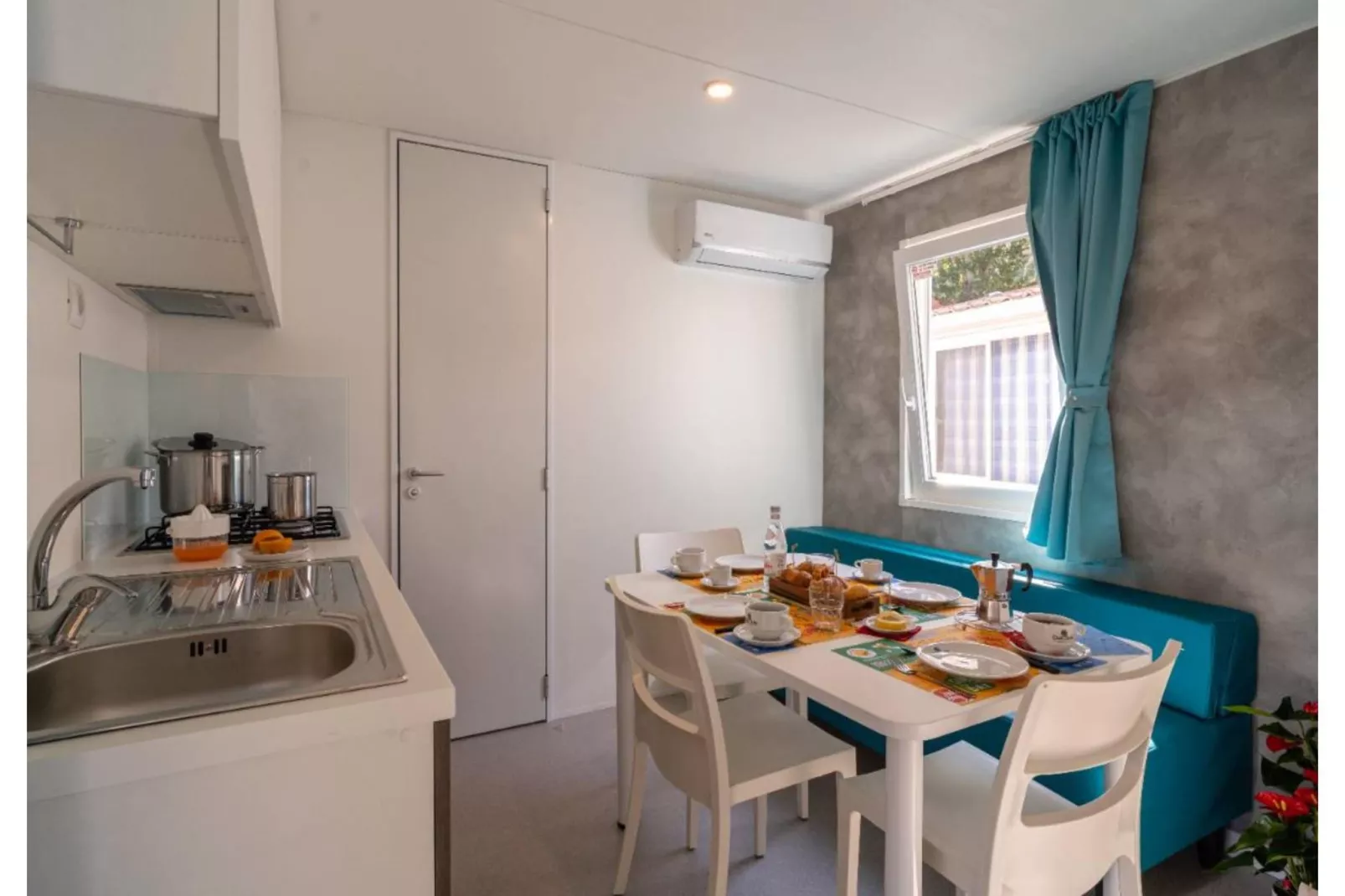 Stork Family Collection - LODGE SUPERIOR DOG max cap 4 pax - Eetkamer