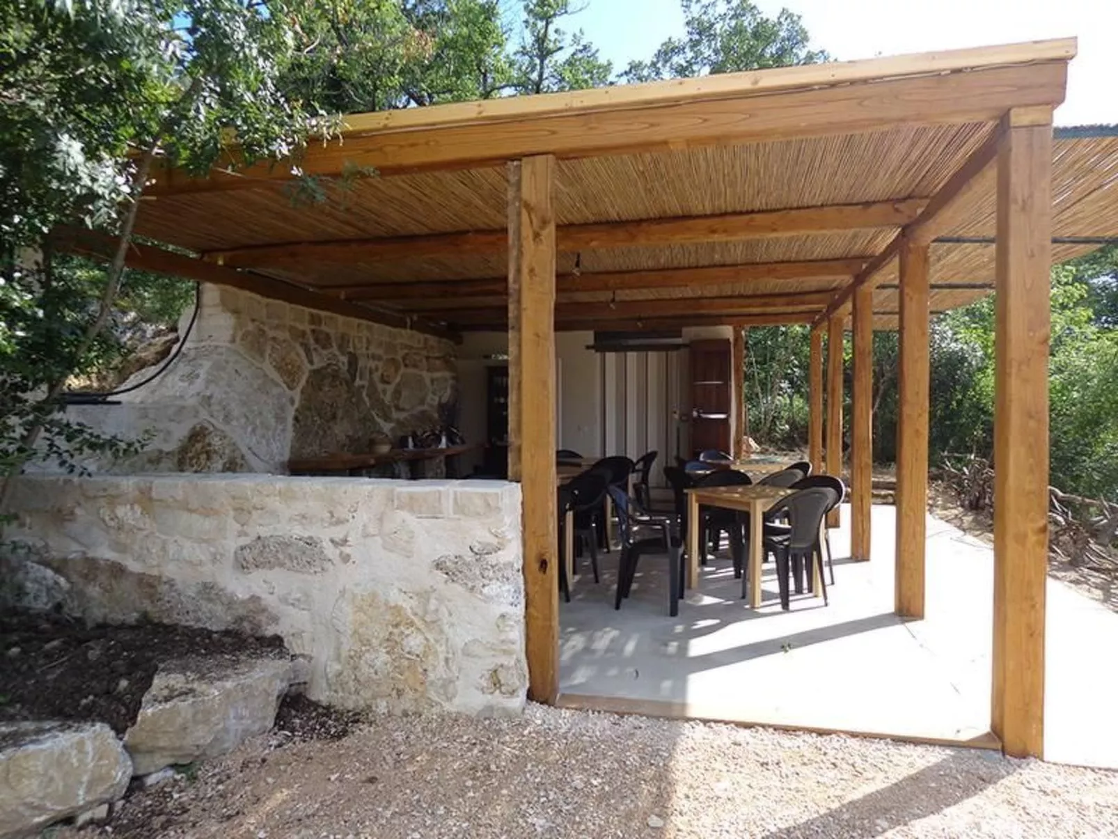 Freistehendes Landhaus mit Gemeinschaftspool - Buiten