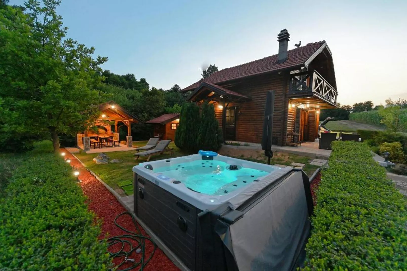 Lavanda Land - Villa Tanya Mrežnica - Three Bedroom Holiday Home with Hot Tub - Buitenlucht