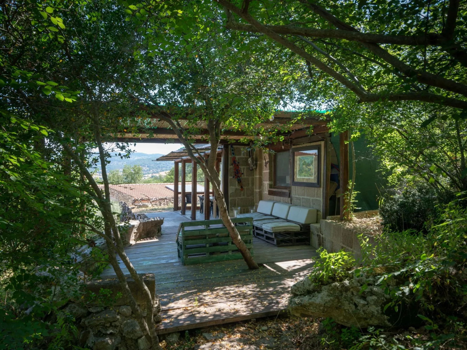 Freistehendes Landhaus mit Gemeinschaftspool - Buiten