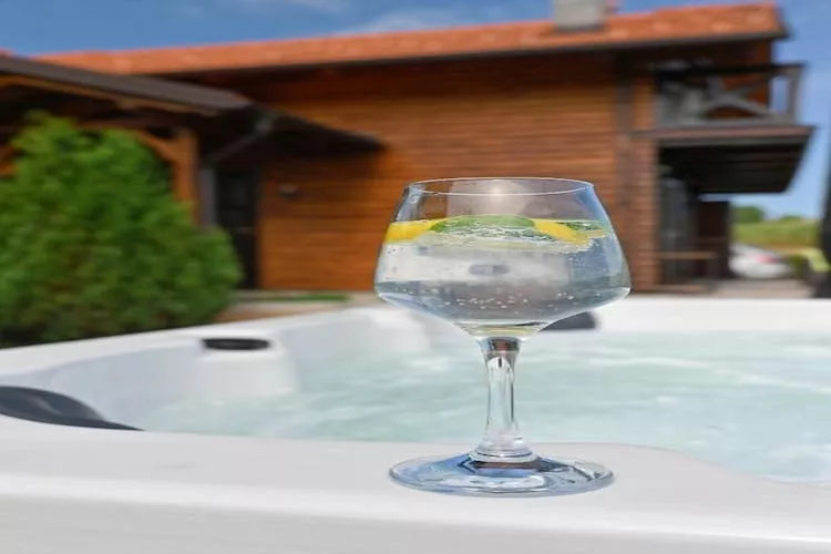 Lavanda Land - Villa Tanya Mrežnica - Three Bedroom Holiday Home with Hot Tub - Spa