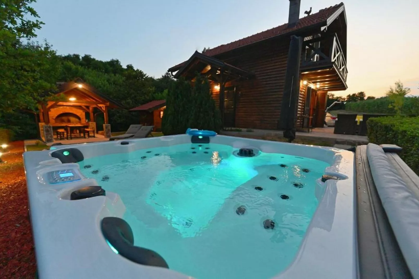 Lavanda Land - Villa Tanya Mrežnica - Three Bedroom Holiday Home with Hot Tub - Spa