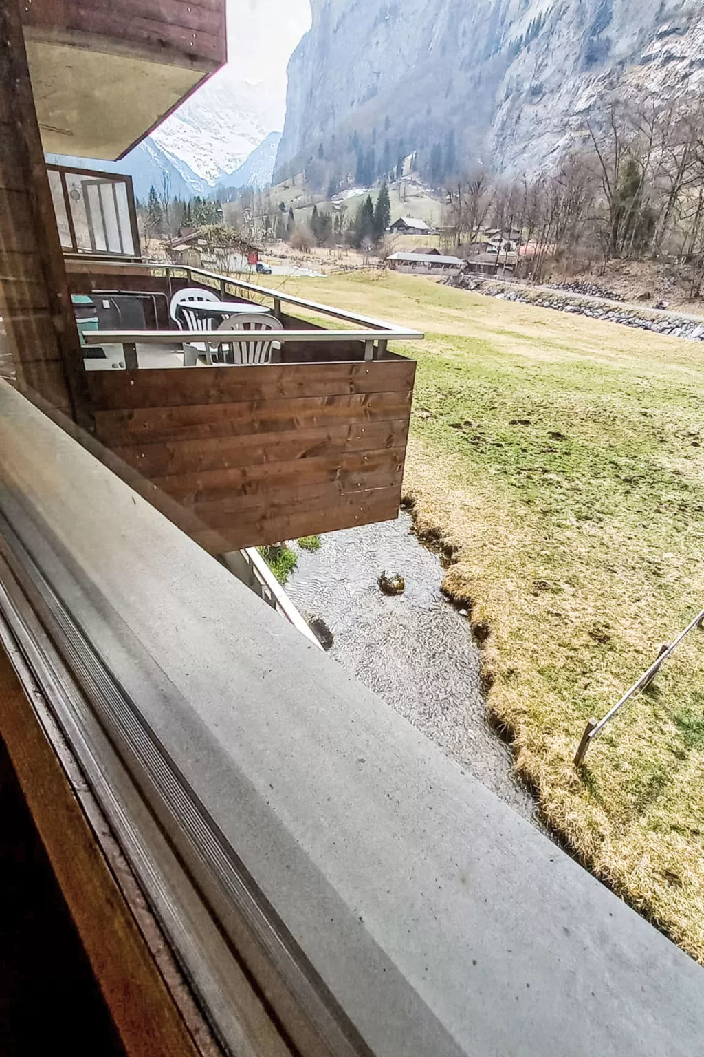 Gegenüber den Staubbach Wasserfällen - Buiten