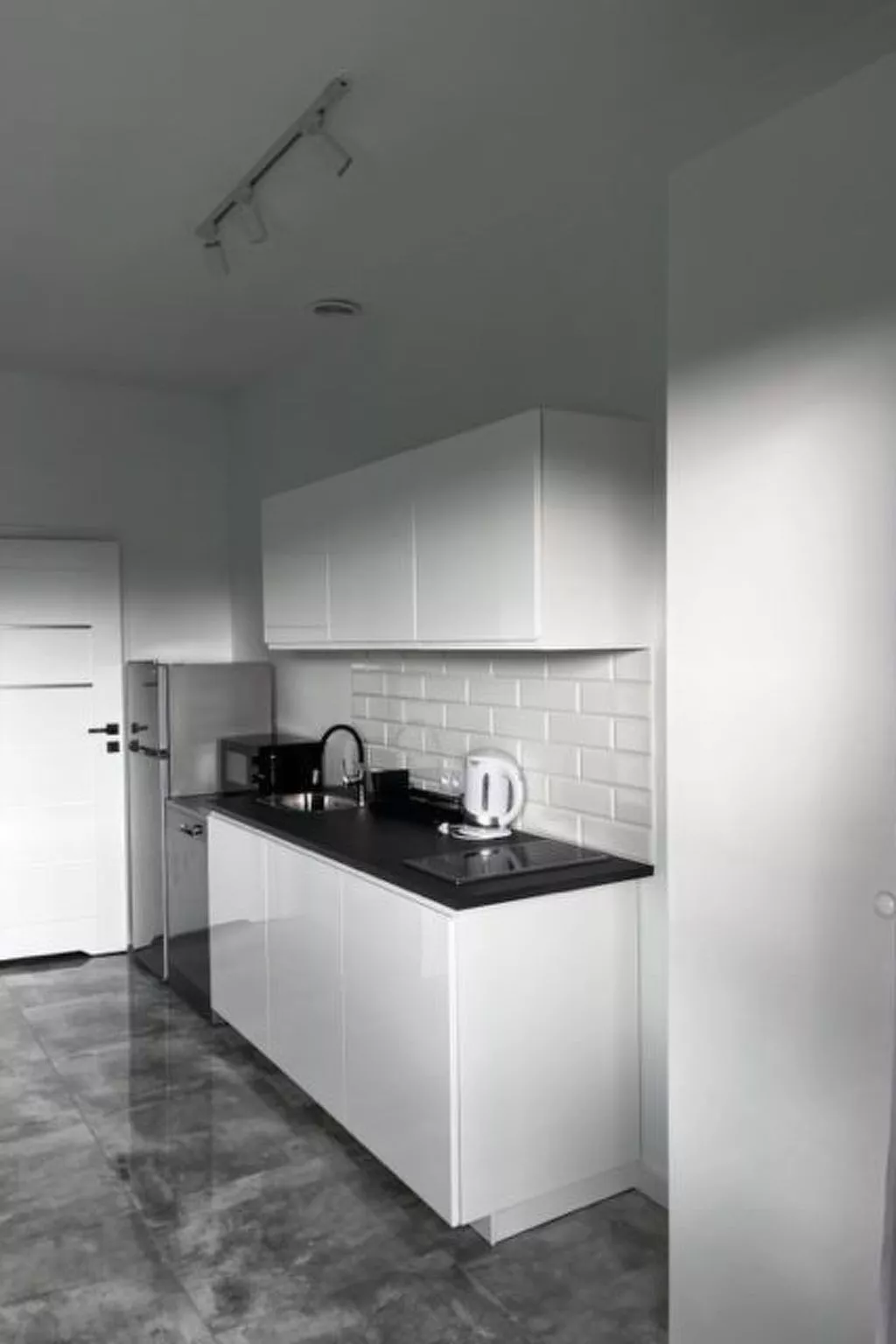 Zwei-Zimmer-Reihenhauswohnung - Binnen