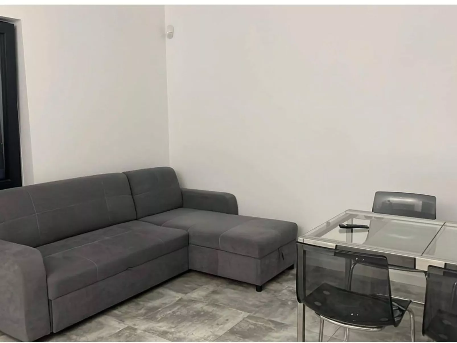 Zwei-Zimmer-Reihenhauswohnung - Binnen