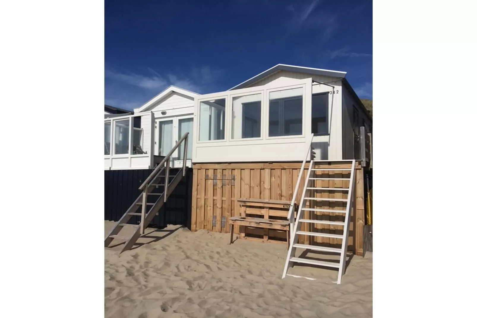 Beach sleep house near Dishoek directly by the sea with panoramic view and terrace, number 342 - Buitenkant zomer